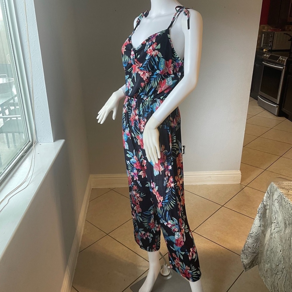 Dark Navy New Women’s Floral Tropical Jumpsuit size
XL
For Size 14
New - Picture 4 of 9